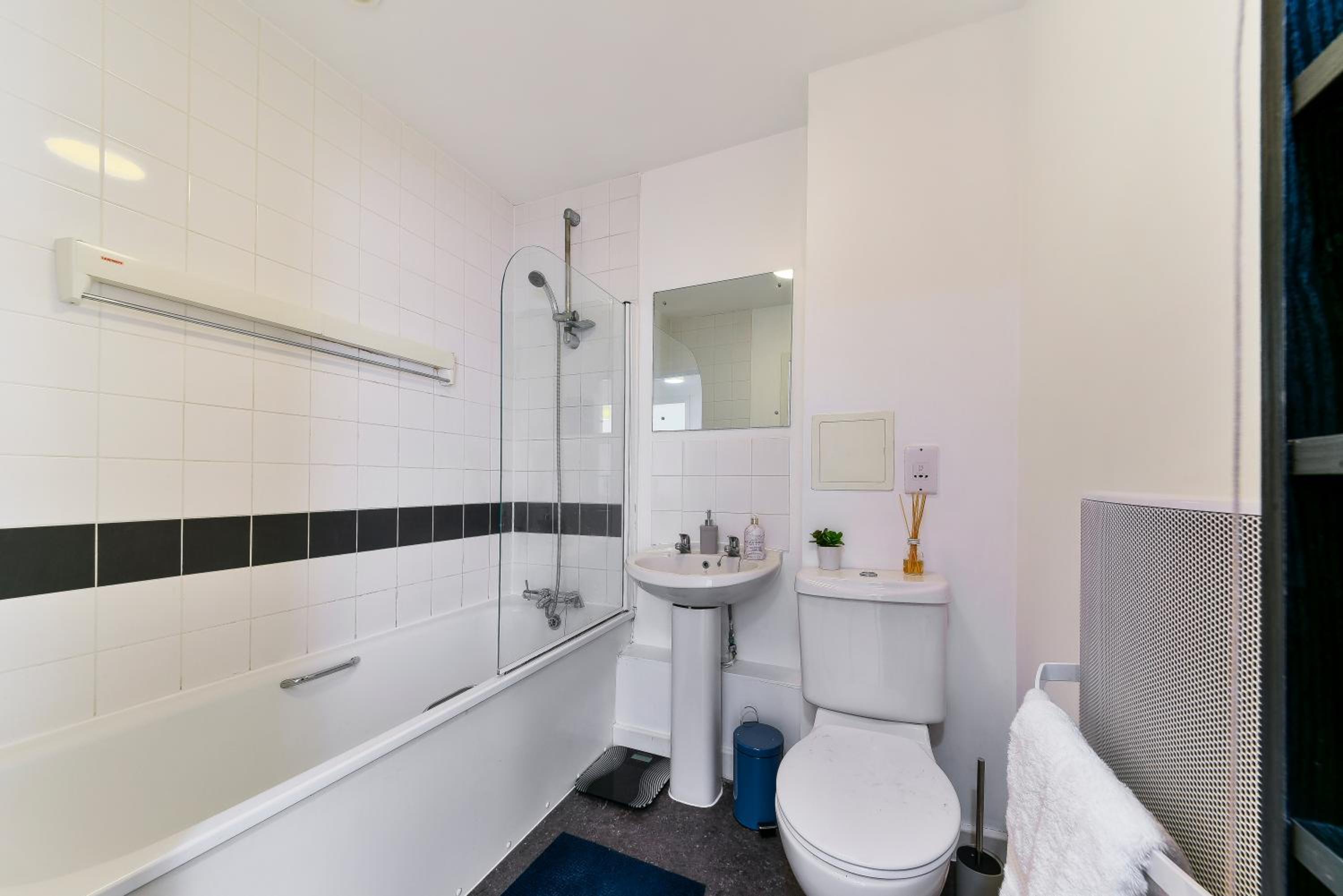 Luxe 1 bed flat 5 mins to Stratford - Free Parking