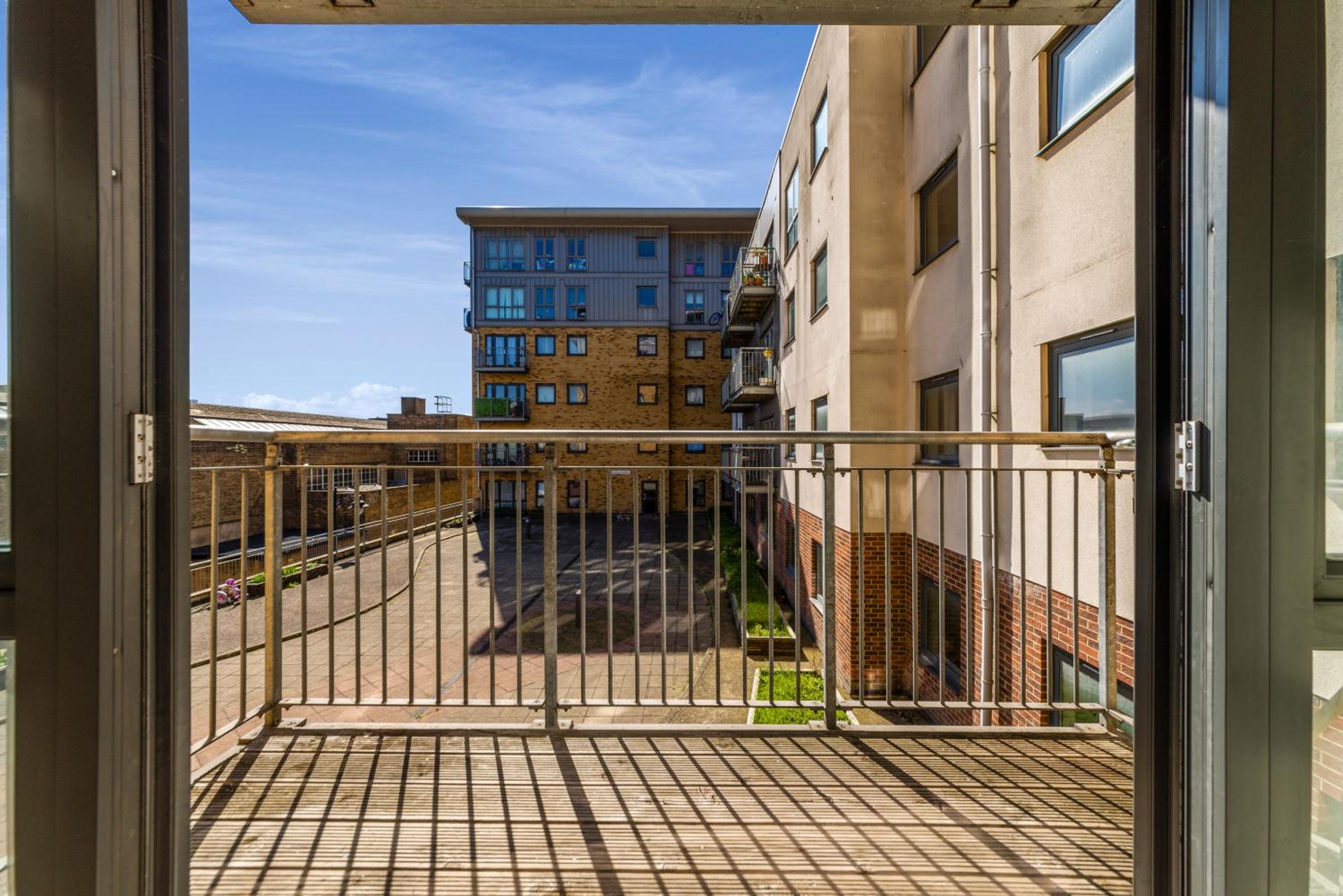 Luxe 1 bed flat 5 mins to Stratford - Free Parking