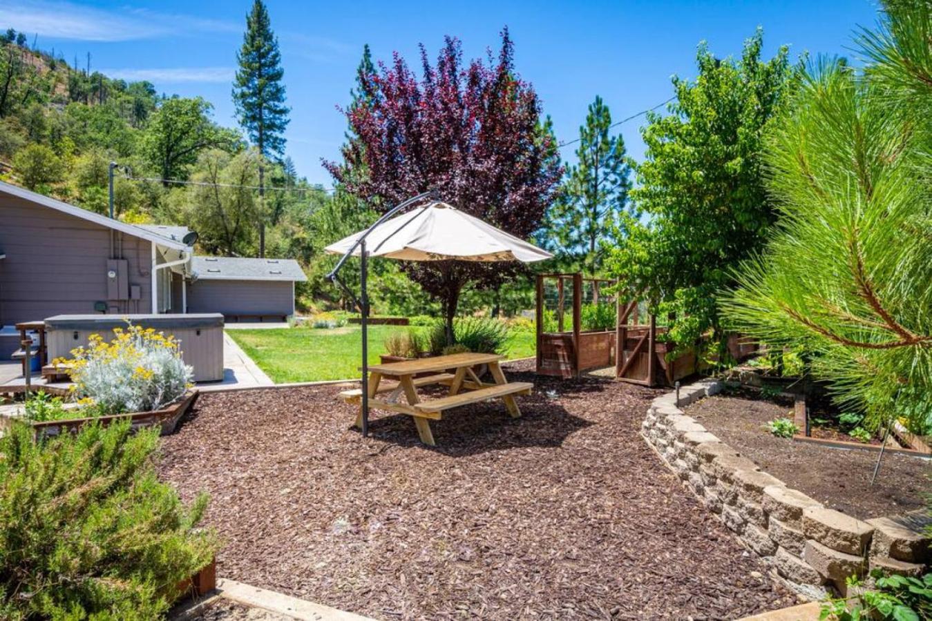 Alpine 4 Bedroom Retreat with Hot tub and Pool table view 3