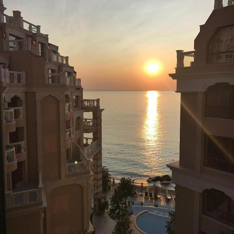 La Mer spacious Apartment with a Sea View