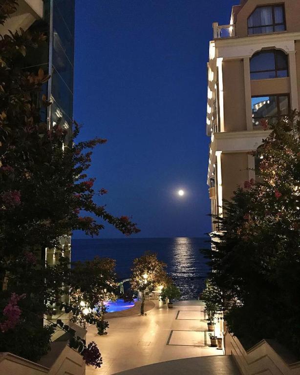 La Mer spacious Apartment with a Sea View