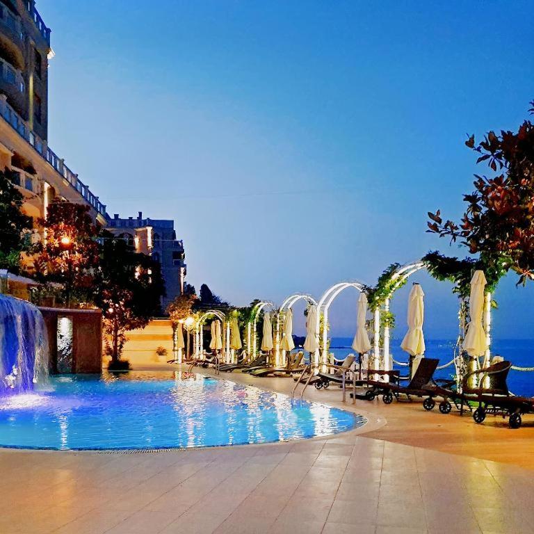 La Mer spacious Apartment with a Sea View