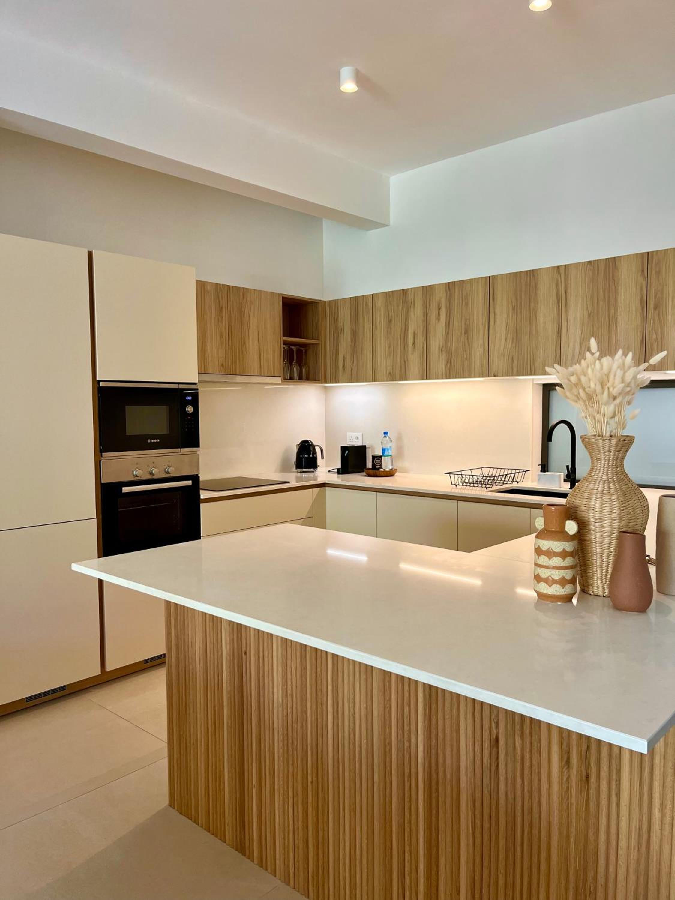 Exclusive beachfront apartment photo 4