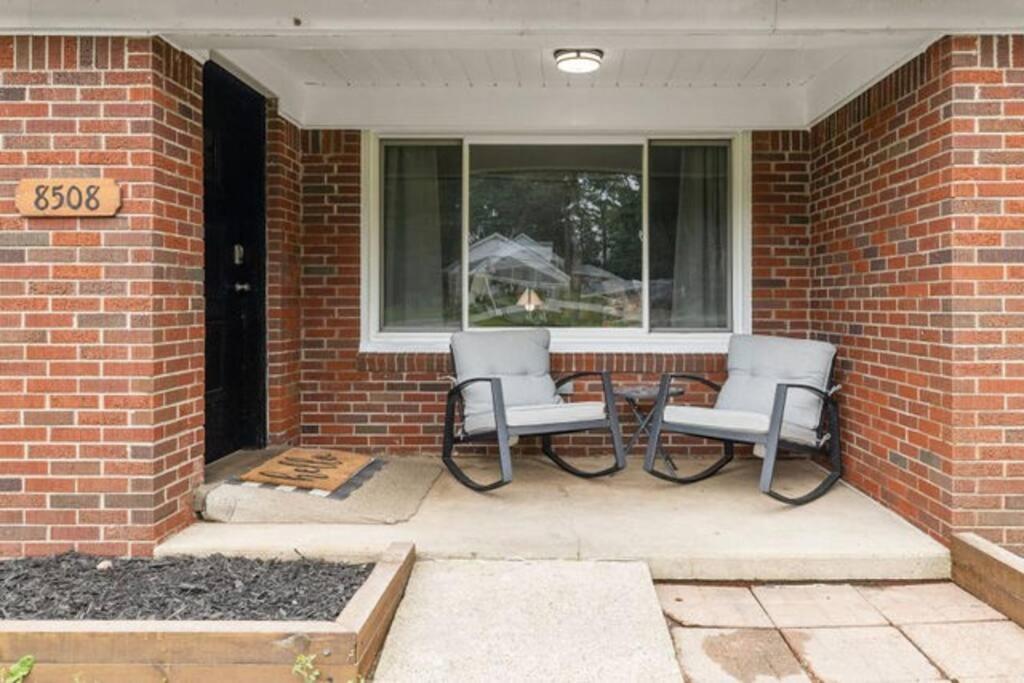 Detroit Vacations - Warm  Comfy 2BR, Huge Backyard, Great Location! - Property Image 1