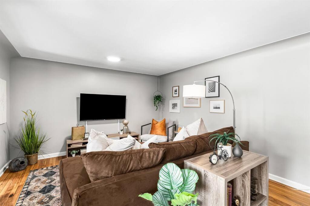 Detroit Vacations - Warm  Comfy 2BR, Huge Backyard, Great Location! - Property Image 2