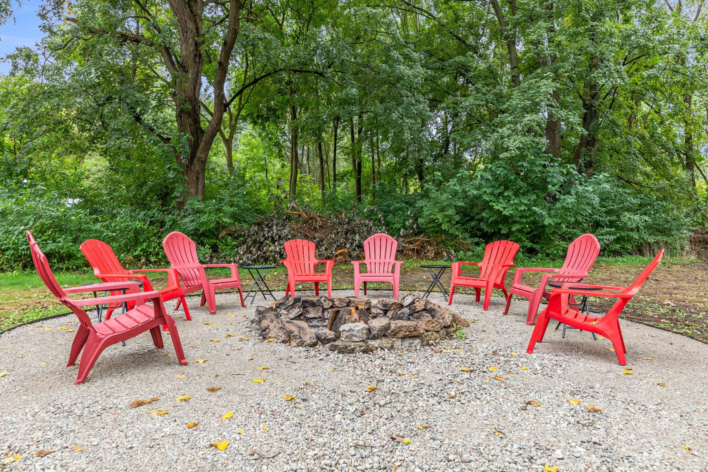 Detroit Vacations - Warm  Comfy 2BR, Huge Backyard, Great Location! - Property Image 3