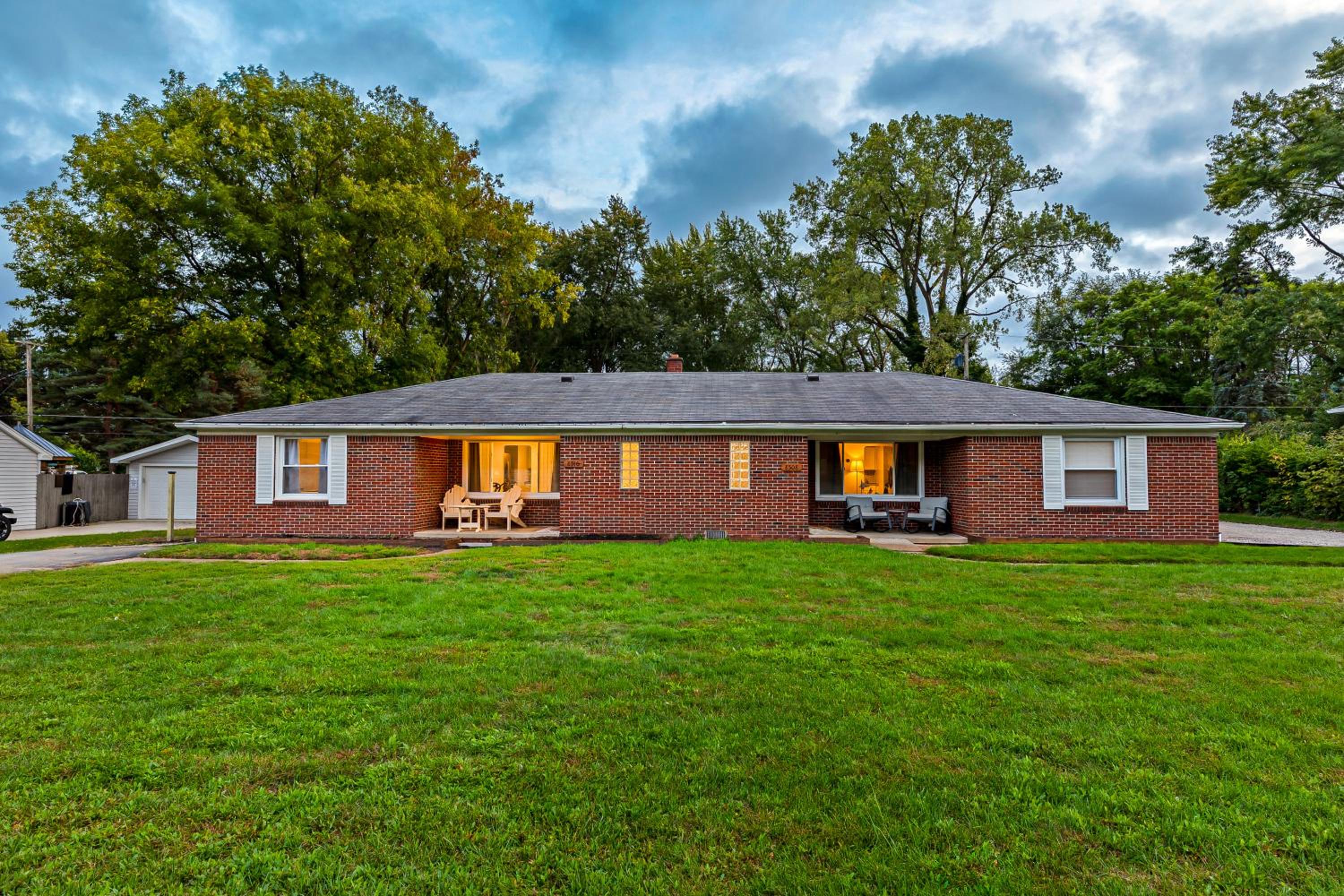 Detroit Vacations - Warm  Comfy 2BR, Huge Backyard, Great Location! - Property Image 4