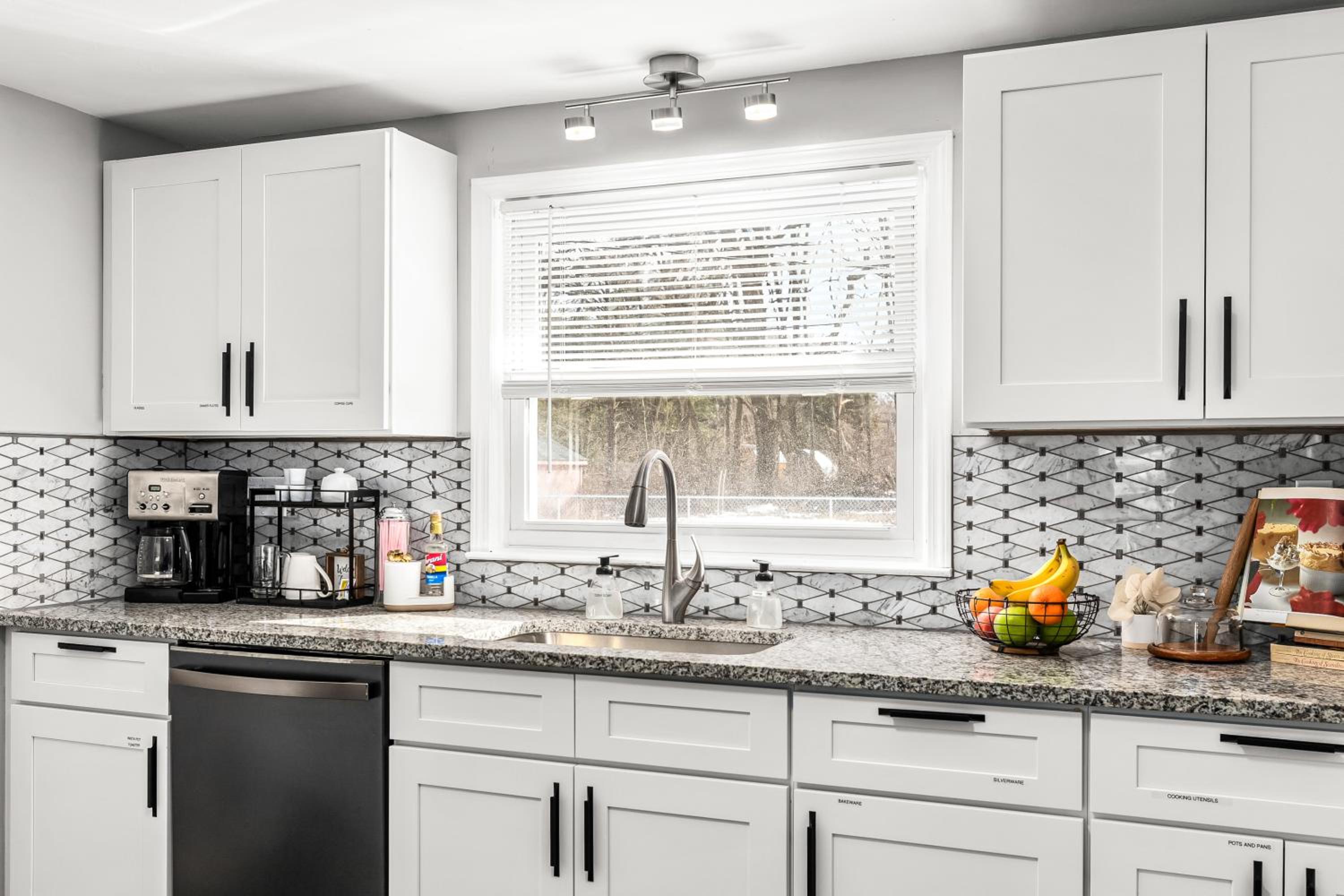 Detroit Vacations - Warm  Comfy 2BR, Huge Backyard, Great Location! - Property Image 5