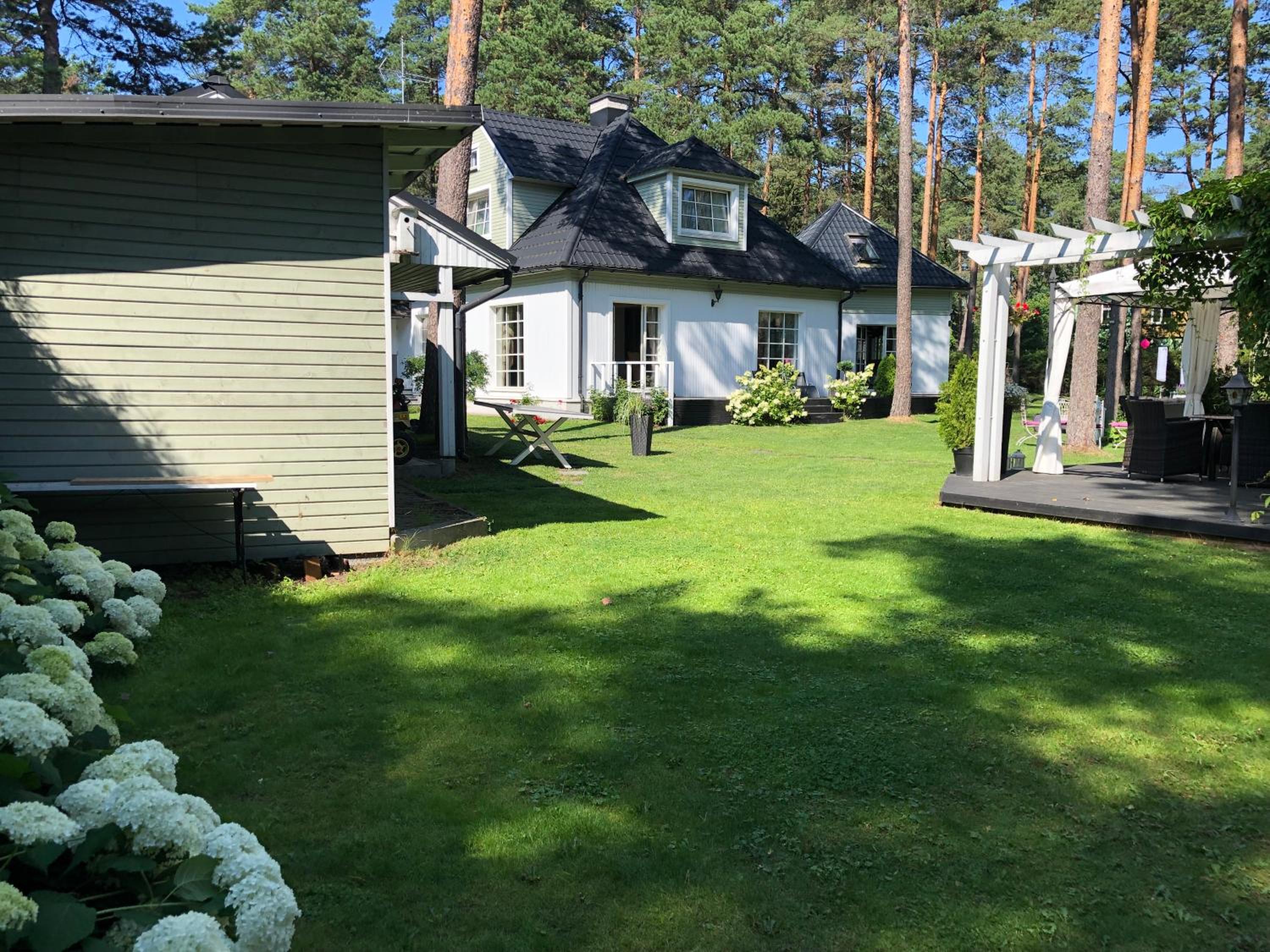Villa Muusa with a cozy sauna, swimming pool and large beautiful garden