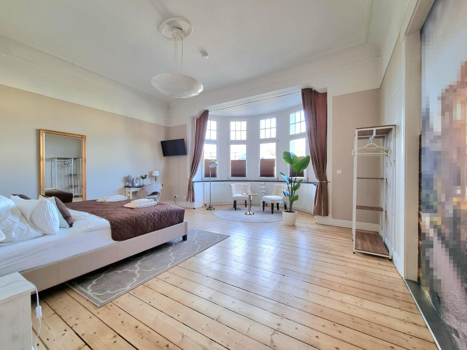 Charysma - Jugendstil trifft Moderne, Schlafzimmer mit Smart-TV, Tischfussball, Darts, Parkplatz