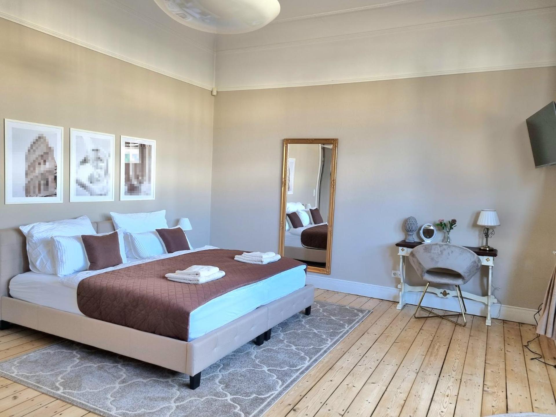 Charysma - Jugendstil trifft Moderne, Schlafzimmer mit Smart-TV, Tischfussball, Darts, Parkplatz
