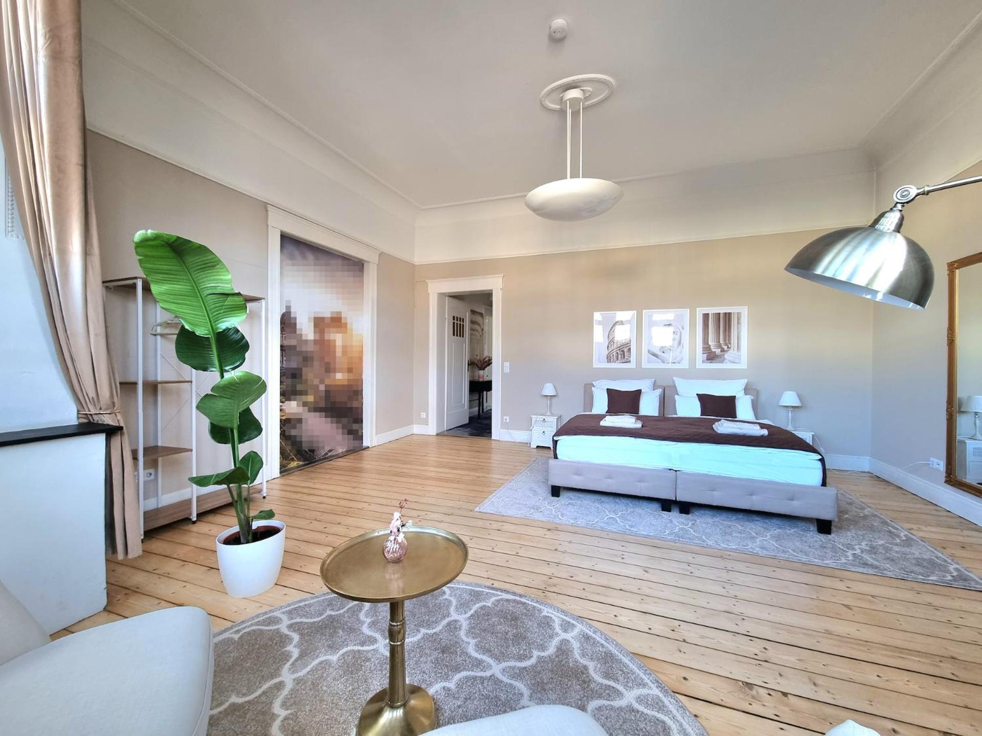 Charysma - Jugendstil trifft Moderne, Schlafzimmer mit Smart-TV, Tischfussball, Darts, Parkplatz