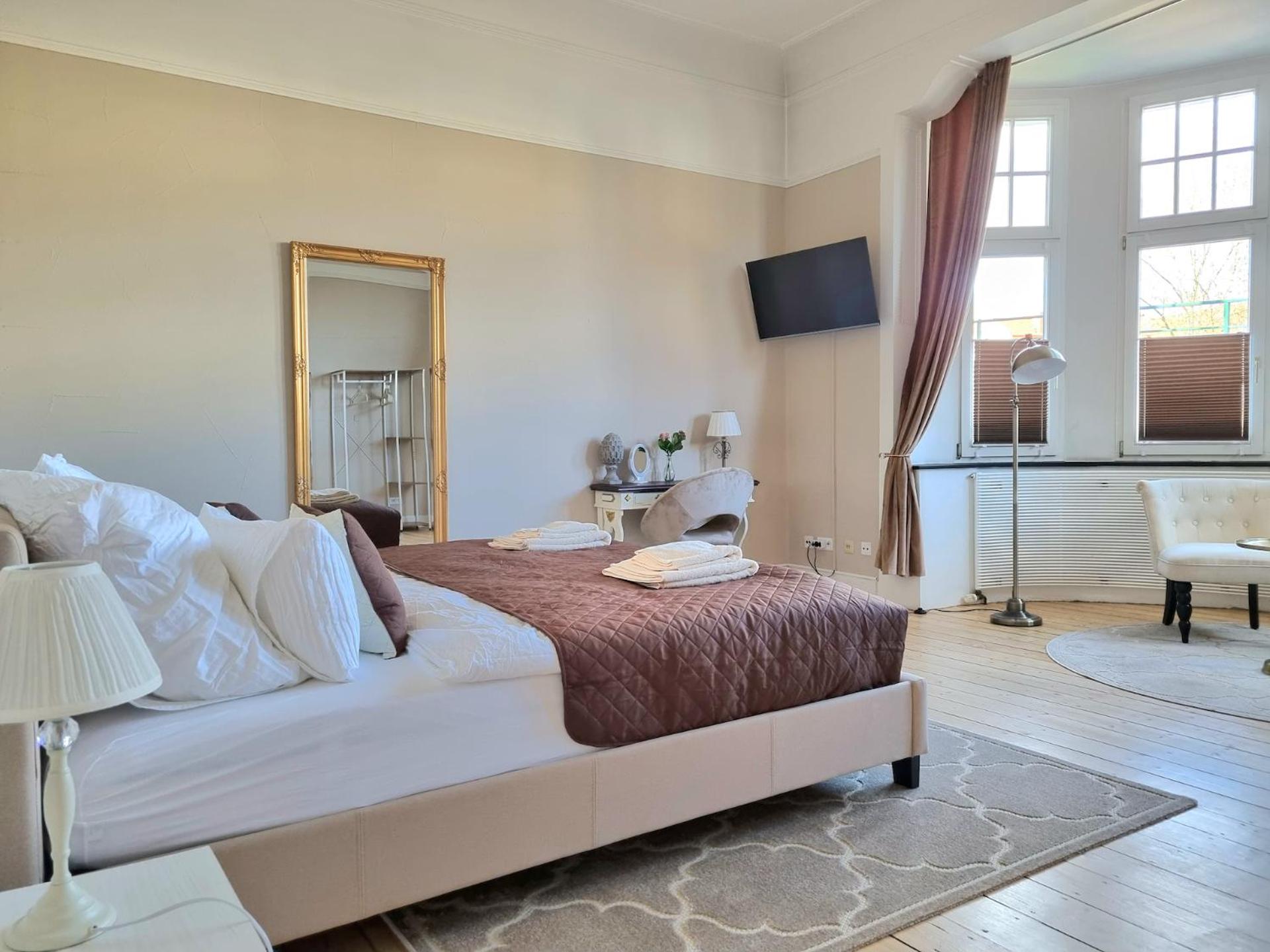 Charysma - Jugendstil trifft Moderne, Schlafzimmer mit Smart-TV, Tischfussball, Darts, Parkplatz