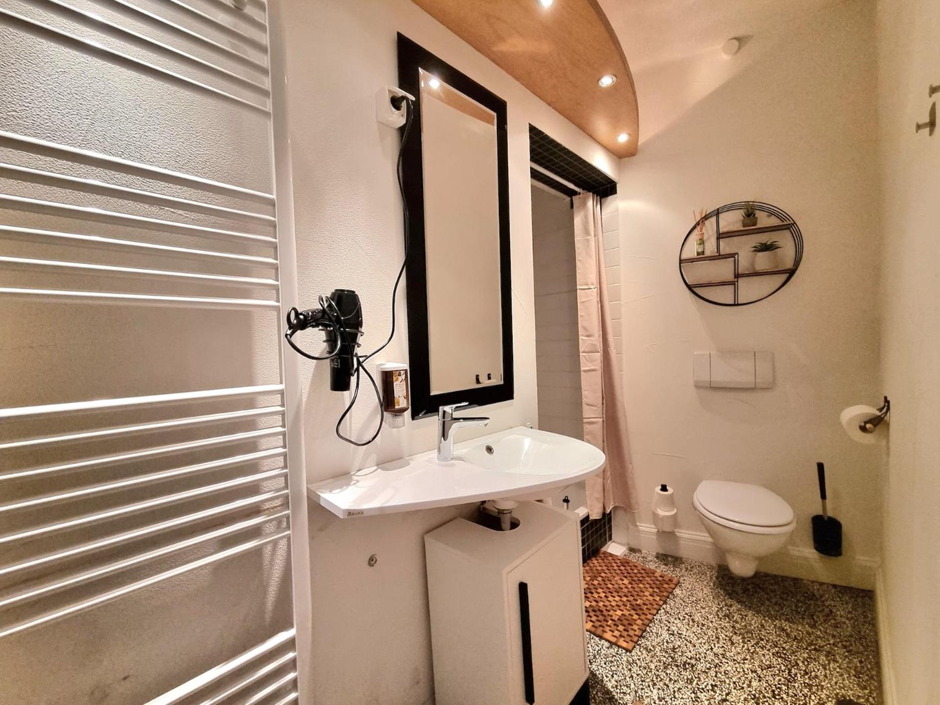 Charysma - Jugendstil trifft Moderne, Schlafzimmer mit Smart-TV, Tischfussball, Darts, Parkplatz