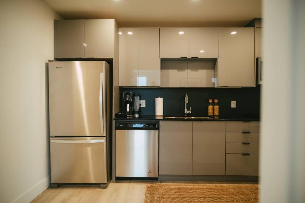 Chic Cozy Retreat - 2BR - Stunning North End Views