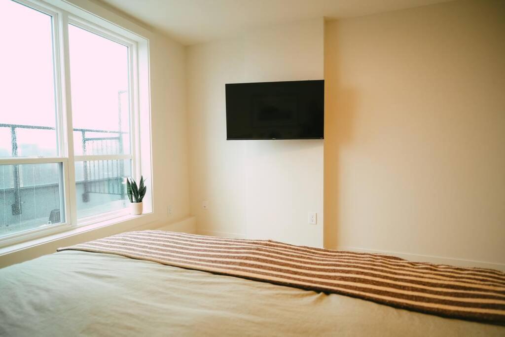 Chic Cozy Retreat - 2BR - Stunning North End Views