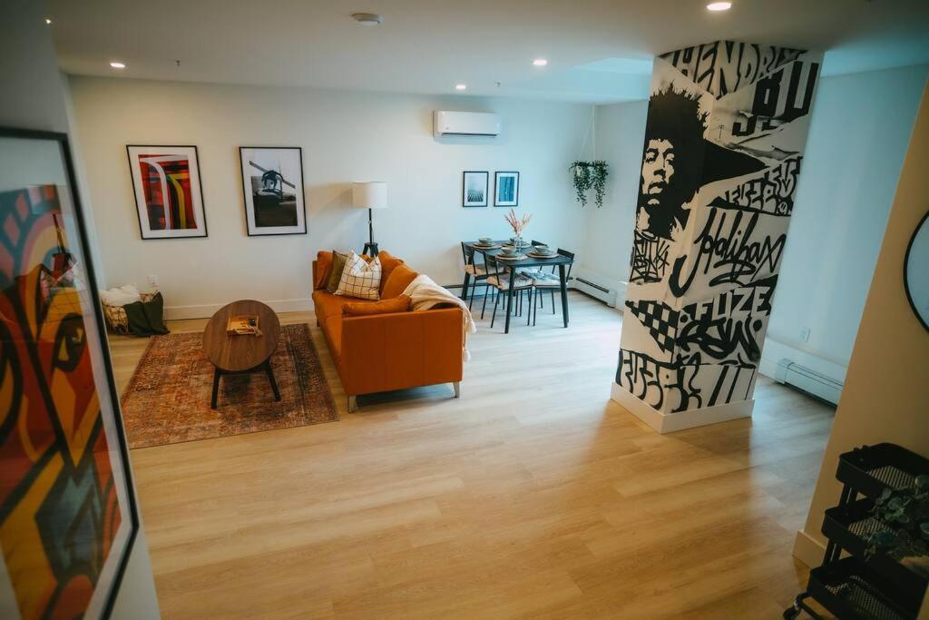 Chic Cozy Retreat - 2BR - Stunning North End Views