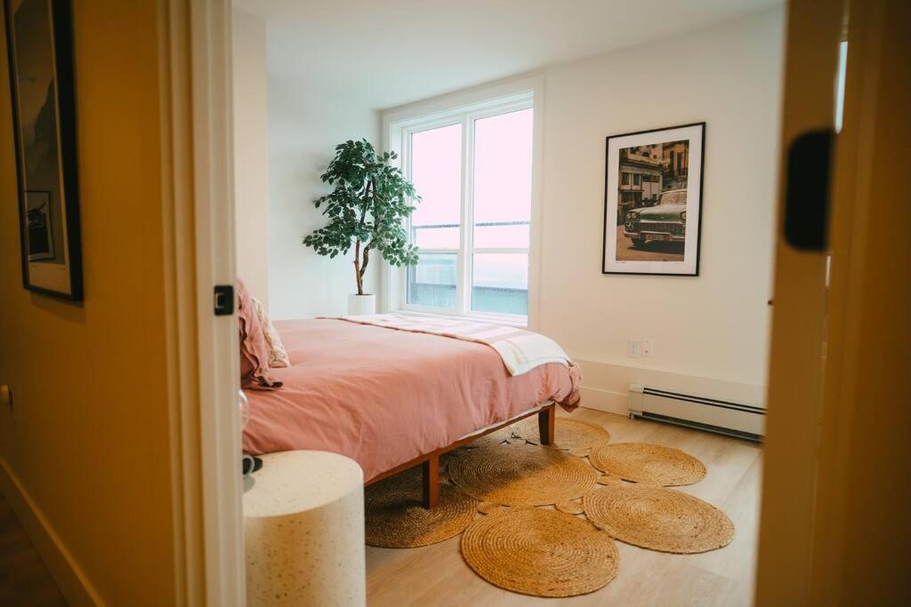 Chic Cozy Retreat - 2BR - Stunning North End Views