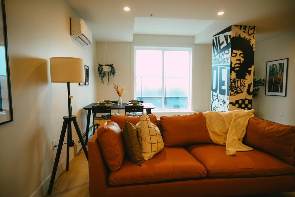 Chic Cozy Retreat - 2BR - Stunning North End Views
