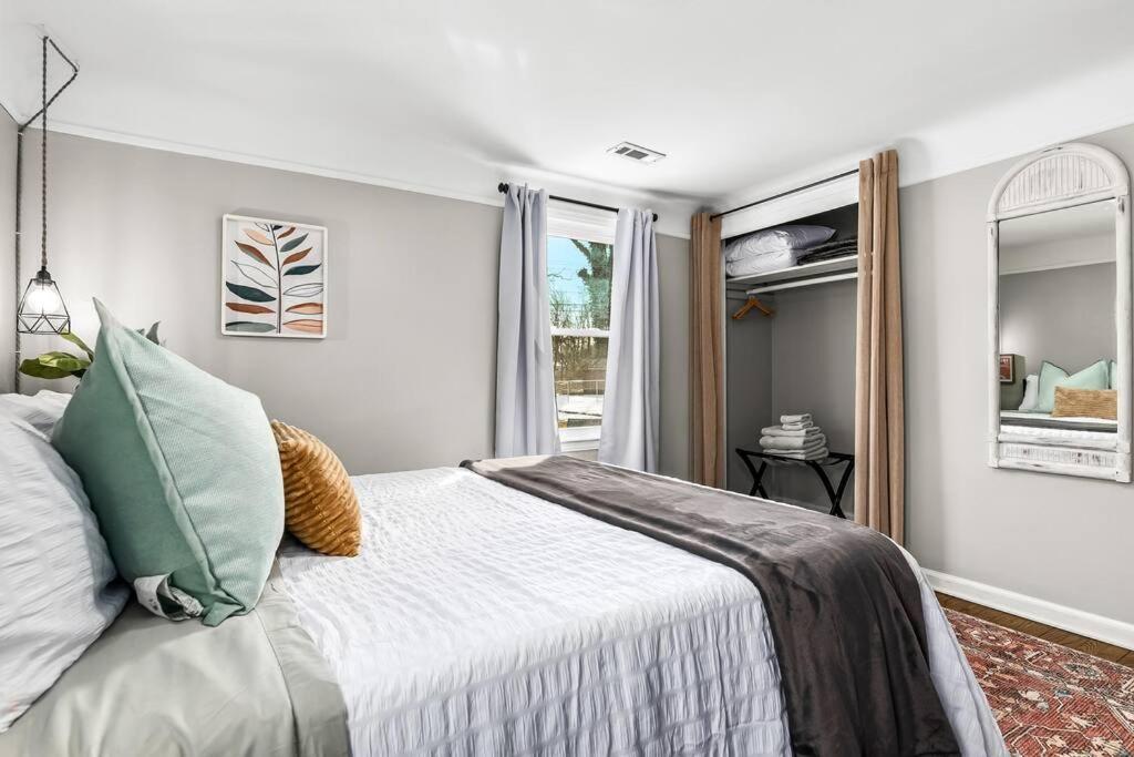 Detroit Vacations - New! Peaceful  Relaxing 2BR Flat, Top Location - Property Image 2