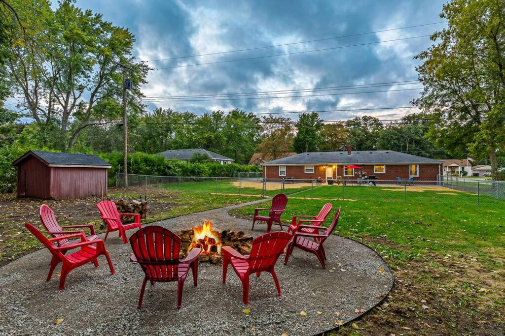 Detroit Vacations - New! Peaceful  Relaxing 2BR Flat, Top Location - Property Image 3