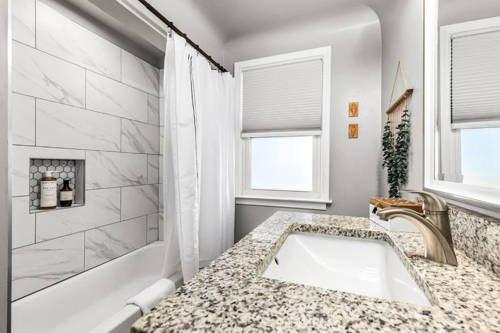 Detroit Vacations - New! Peaceful  Relaxing 2BR Flat, Top Location - Property Image 4