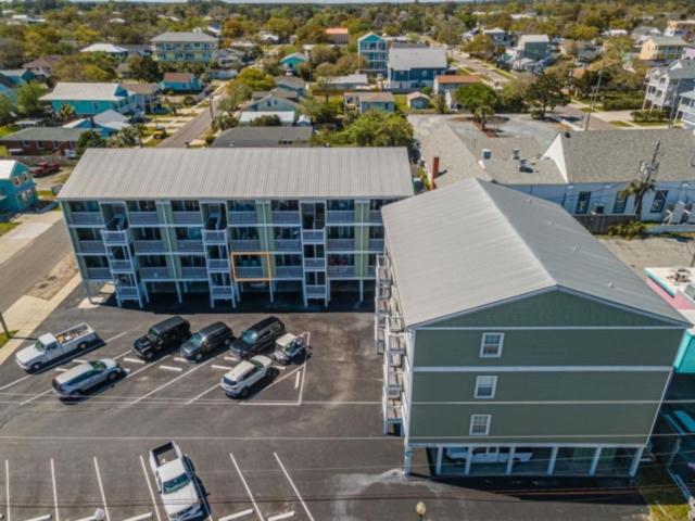 Life's a Beach - walk to everything in historic Carolina Beach! condo