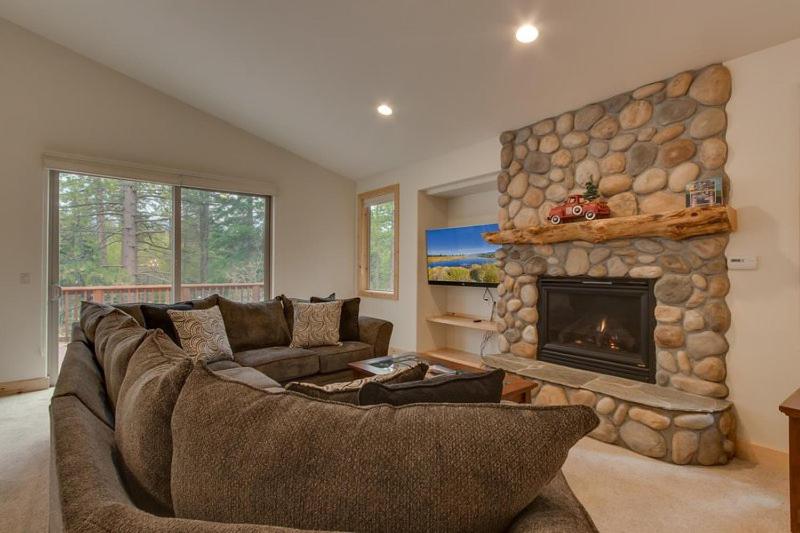 Lake Tahoe Vacations - Lukins Lodge By The Lake Hot Tub - Property Image 21