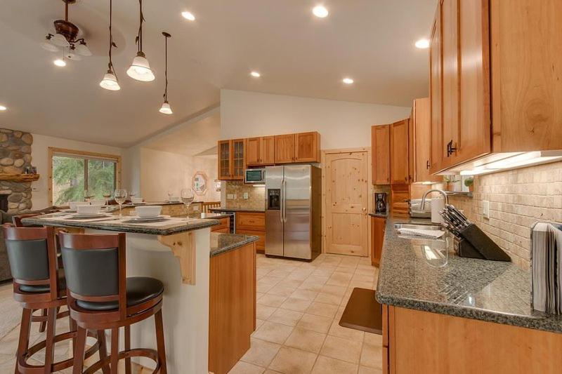 Lake Tahoe Vacations - Lukins Lodge By The Lake Hot Tub - Property Image 18