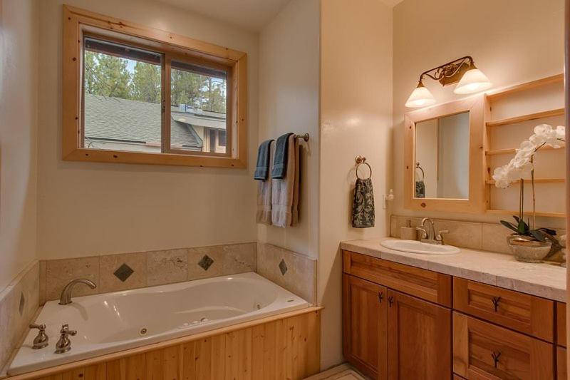 Lake Tahoe Vacations - Lukins Lodge By The Lake Hot Tub - Property Image 11