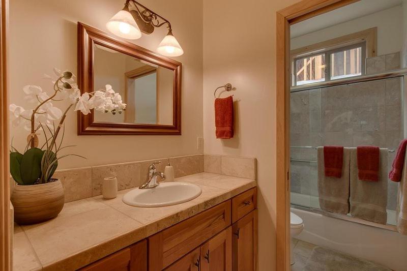 Lake Tahoe Vacations - Lukins Lodge By The Lake Hot Tub - Property Image 8