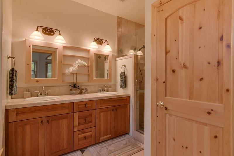 Lake Tahoe Vacations - Lukins Lodge By The Lake Hot Tub - Property Image 4