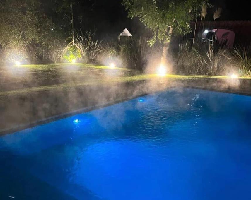 Casa con piscina privada climatizada e iluminada en exclusivo Golf Country Club Campo de Golf de 18 hoyos Piscina cubierta climatiza del club Canchas de fu