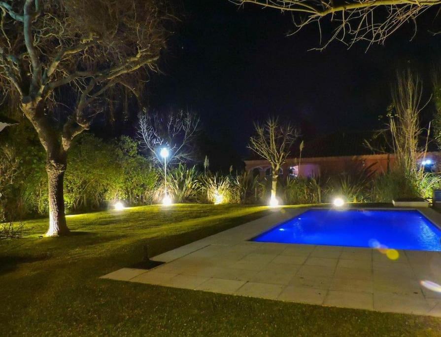 Casa con piscina privada climatizada e iluminada en exclusivo Golf Country Club Campo de Golf de 18 hoyos Piscina cubierta climatiza del club Canchas de fu