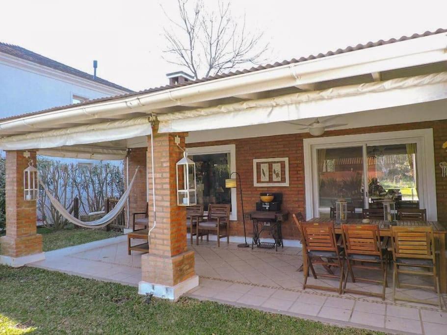 Casa con piscina privada climatizada e iluminada en exclusivo Golf Country Club Campo de Golf de 18 hoyos Piscina cubierta climatiza del club Canchas de fu