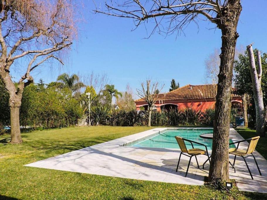 Casa con piscina privada climatizada e iluminada en exclusivo Golf Country Club Campo de Golf de 18 hoyos Piscina cubierta climatiza del club Canchas de fu