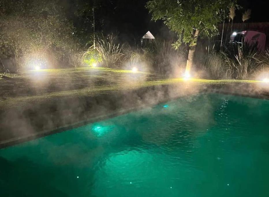 Casa con piscina privada climatizada e iluminada en exclusivo Golf Country Club Campo de Golf de 18 hoyos Piscina cubierta climatiza del club Canchas de fu