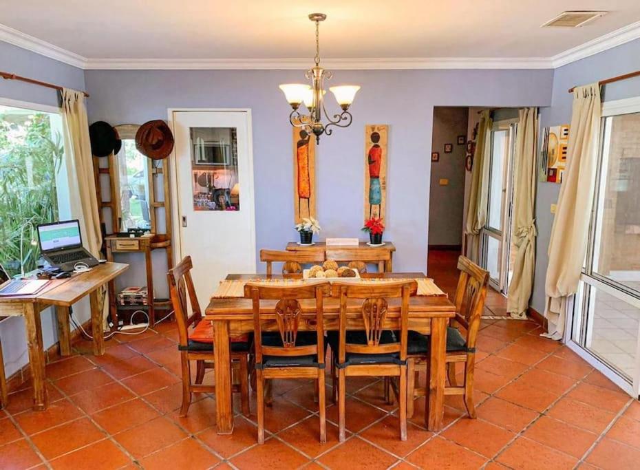 Casa con piscina privada climatizada e iluminada en exclusivo Golf Country Club Campo de Golf de 18 hoyos Piscina cubierta climatiza del club Canchas de fu