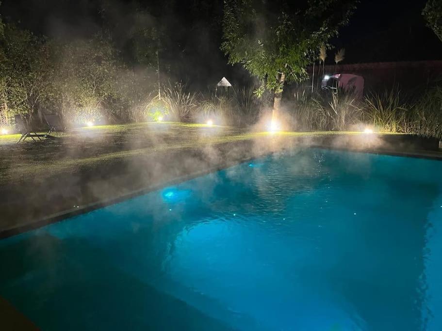 Casa con piscina privada climatizada e iluminada en exclusivo Golf Country Club Campo de Golf de 18 hoyos Piscina cubierta climatiza del club Canchas de fu