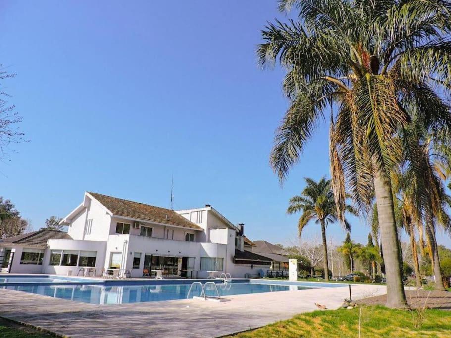Casa con piscina privada climatizada e iluminada en exclusivo Golf Country Club Campo de Golf de 18 hoyos Piscina cubierta climatiza del club Canchas de fu