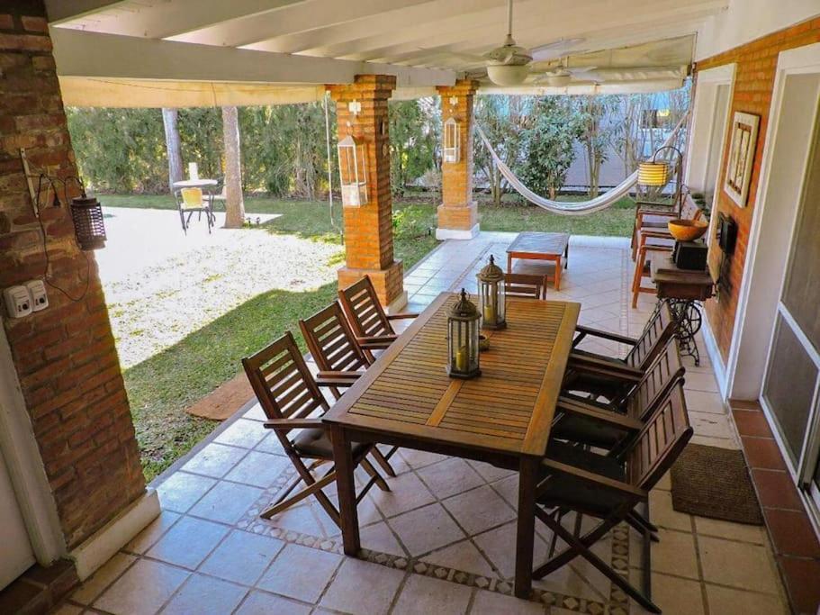 Casa con piscina privada climatizada e iluminada en exclusivo Golf Country Club Campo de Golf de 18 hoyos Piscina cubierta climatiza del club Canchas de fu