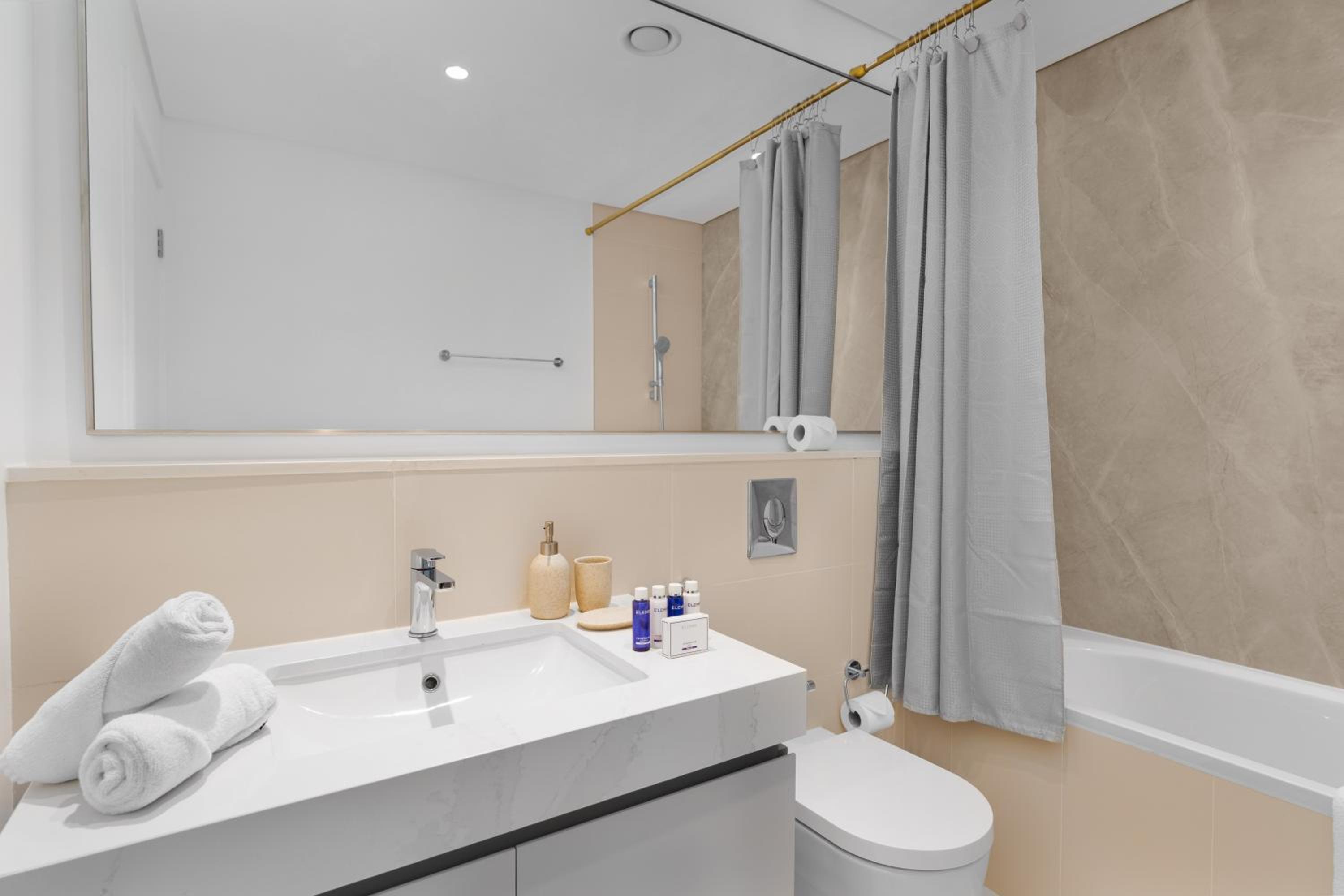 Maison Privee - Deluxe 3BR Apt with Dubai Marina Vws & Beach Access