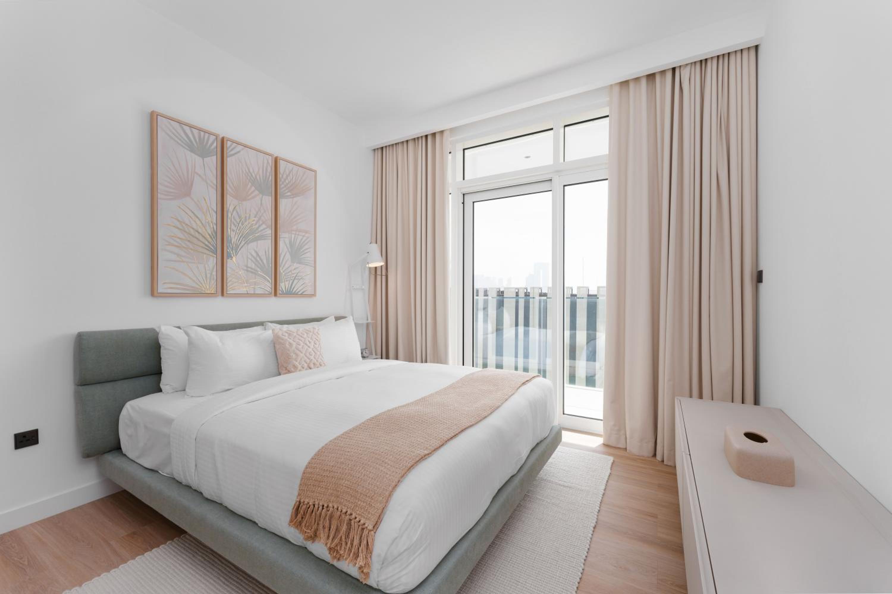 Maison Privee - Deluxe 3BR Apt with Dubai Marina Vws & Beach Access
