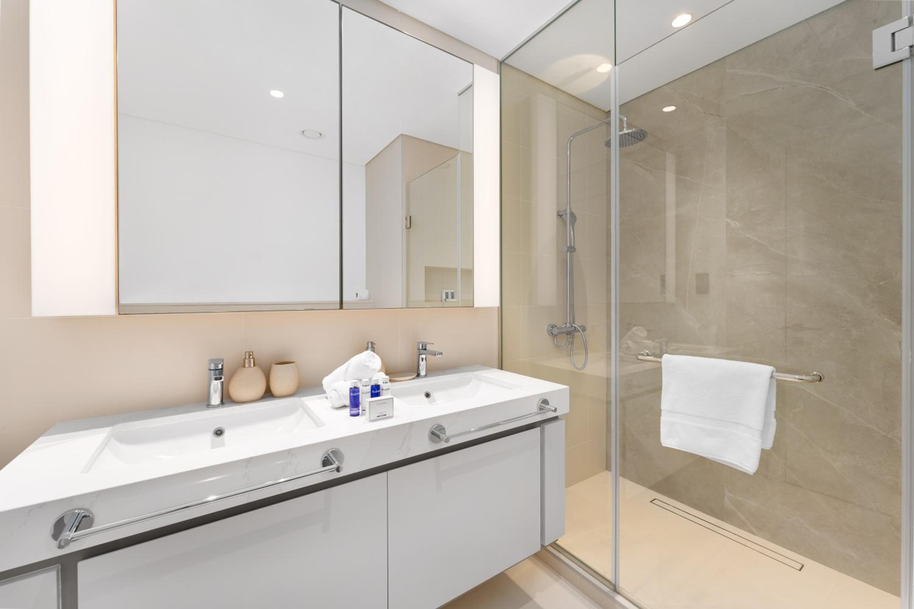 Maison Privee - Deluxe 3BR Apt with Dubai Marina Vws & Beach Access