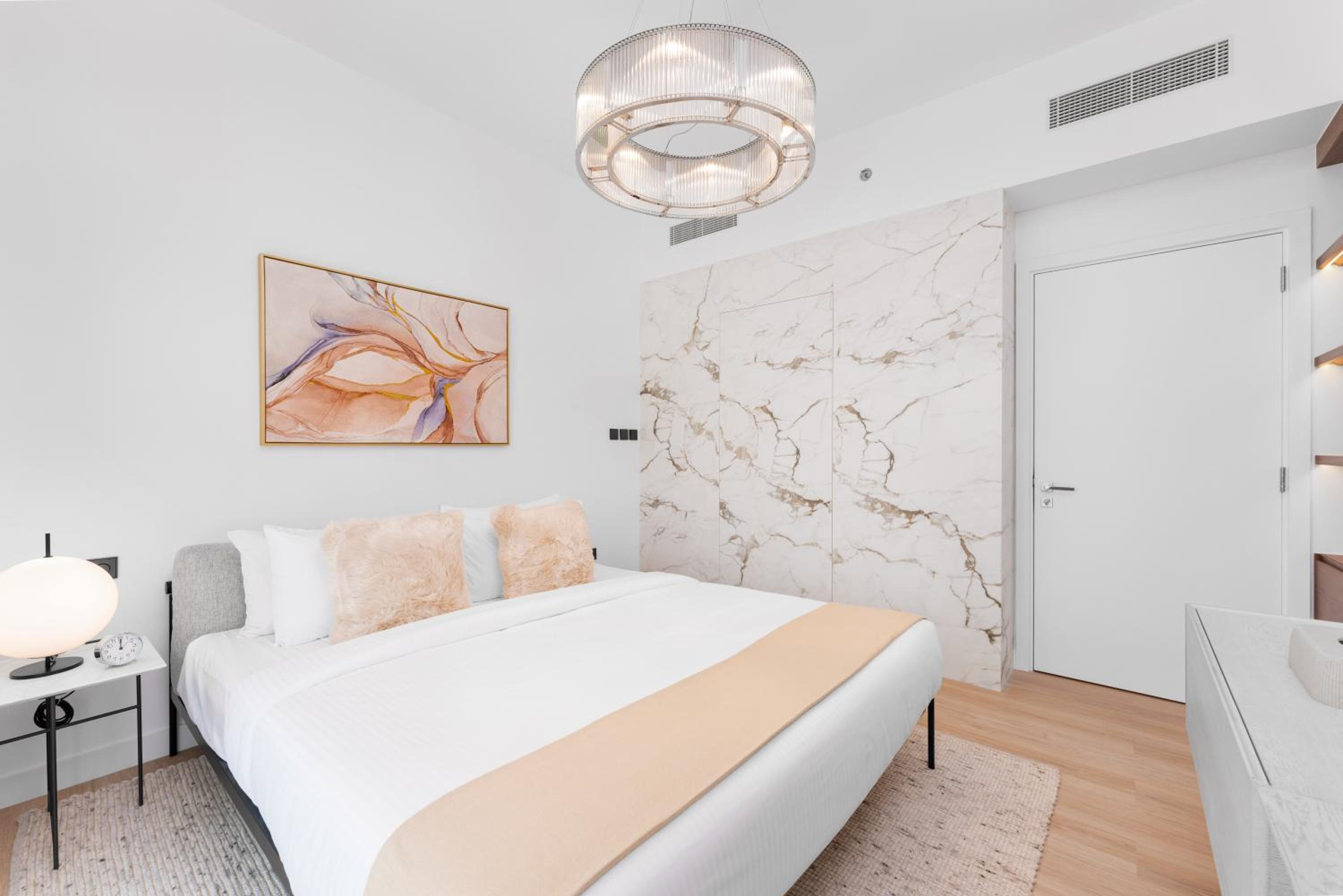 Maison Privee - Deluxe 3BR Apt with Dubai Marina Vws & Beach Access