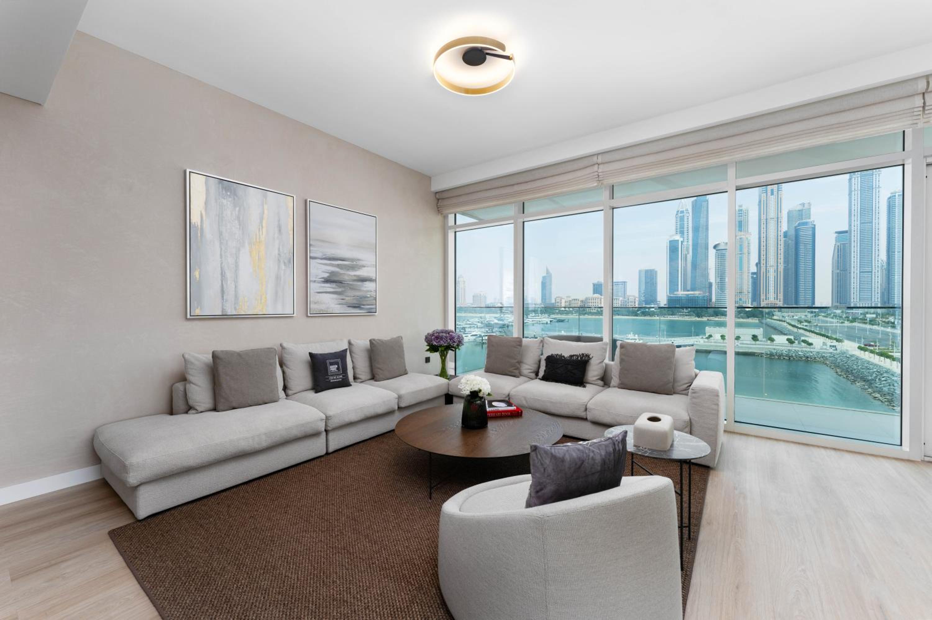 Maison Privee - Deluxe 3BR Apt with Dubai Marina Vws & Beach Access