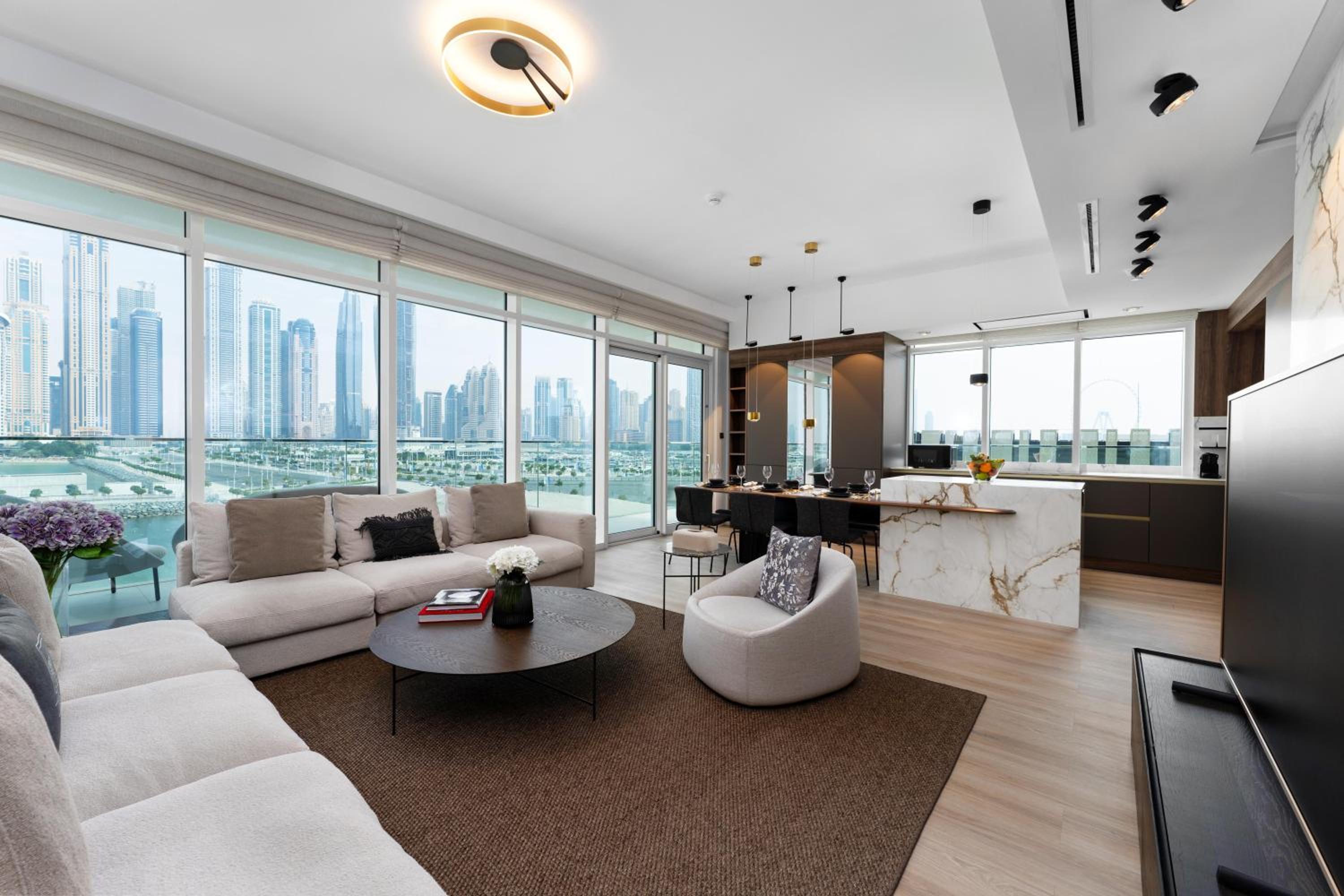 Maison Privee - Deluxe 3BR Apt with Dubai Marina Vws & Beach Access