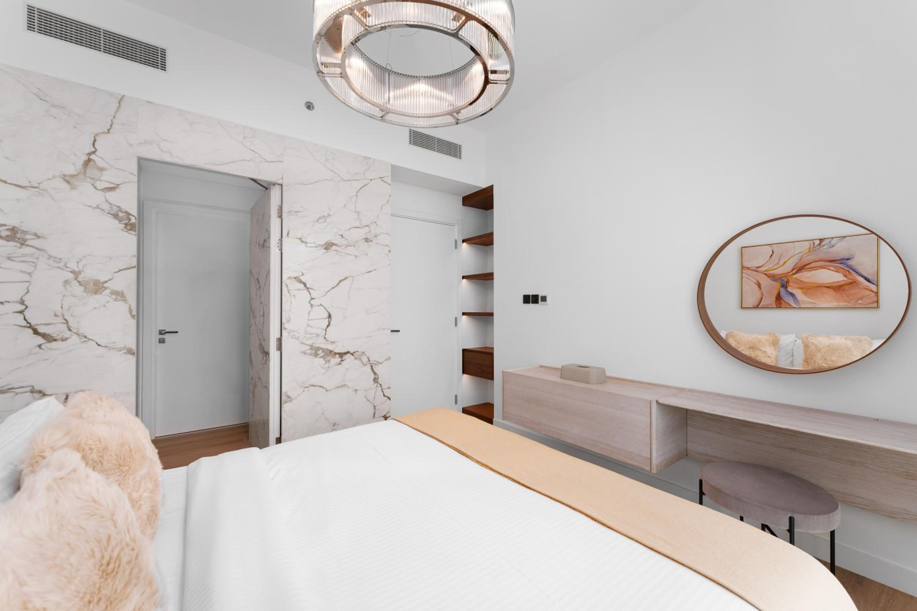 Maison Privee - Deluxe 3BR Apt with Dubai Marina Vws & Beach Access