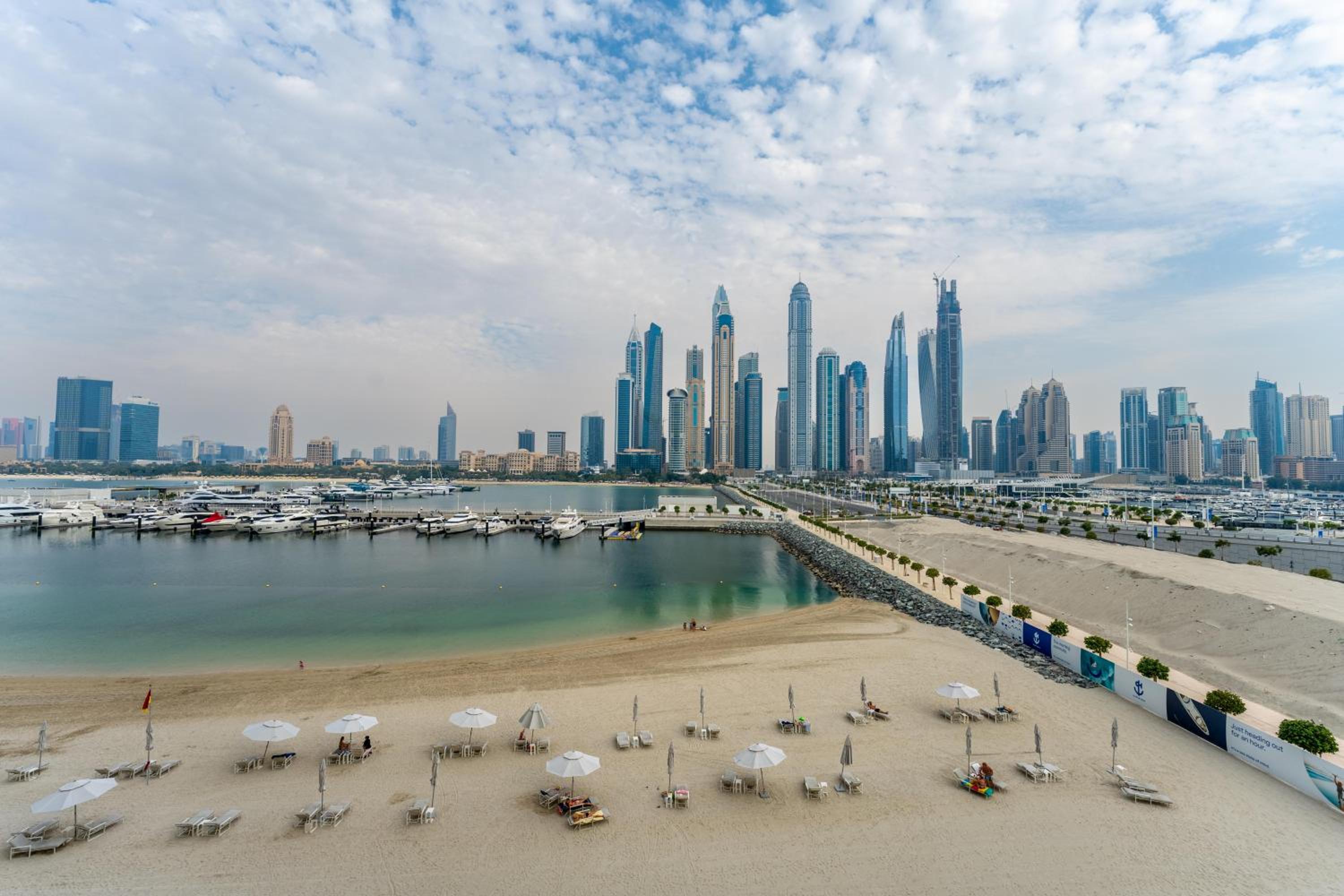 Maison Privee - Deluxe 3BR Apt with Dubai Marina Vws & Beach Access