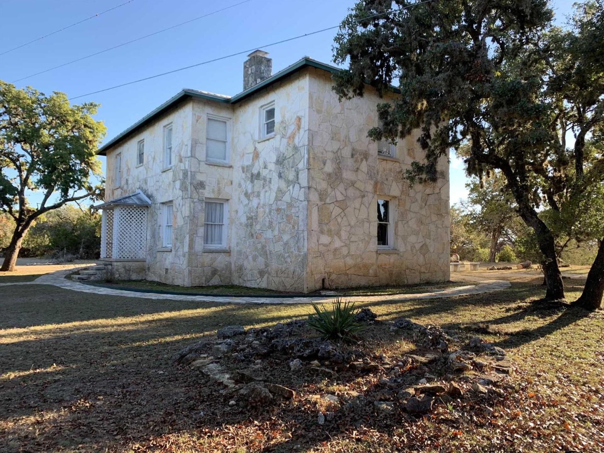 Hacienda del Rio River Home in Bandera, US